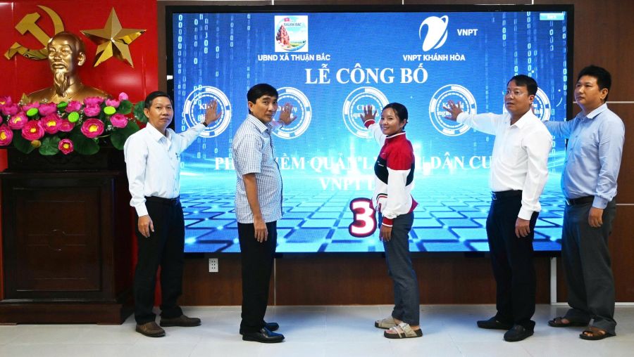Đại diện lãnh đạo VNPT Khánh Hòa và các đồng chí lãnh đạo Đảng ủy, HĐND, UBND xã và đại diện Trưởng thôn Ấn Đạt, xã Thuận Bắc đã thực hiện nghi thức bấm nút công bố chính thức triển khai thực hiện sử dụng phần mềm Quản lý khu dân cư số VNPT DC4.0 tại xã Thuận Bắc.