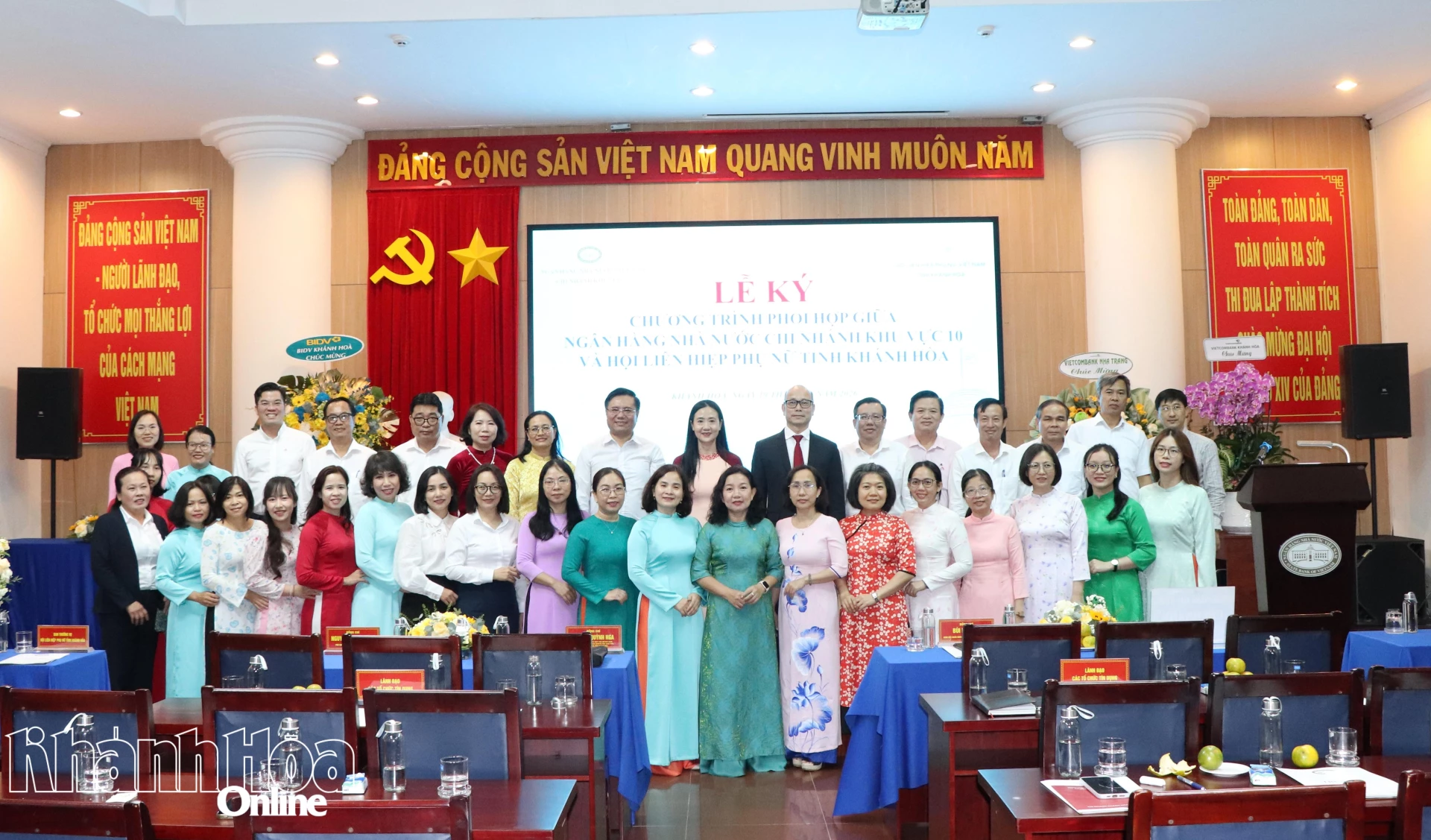Các đại biểu chụp ảnh lưu niệm tại lễ ký kết.