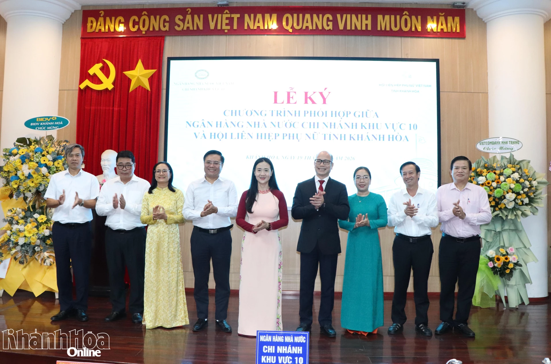 Các đại biểu chúc mừng lễ ký kết chương trình phối hợp giữa Ngân hàng Nhà nước chi nhánh Khu vực 10 và Hội Liên hiệp Phụ nữ tỉnh.
