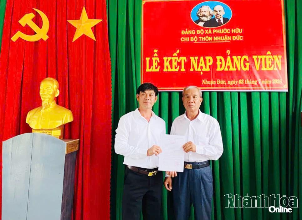 Lễ kết nạp đảng viên mới tại Chi bộ thôn Nhuận Đức.