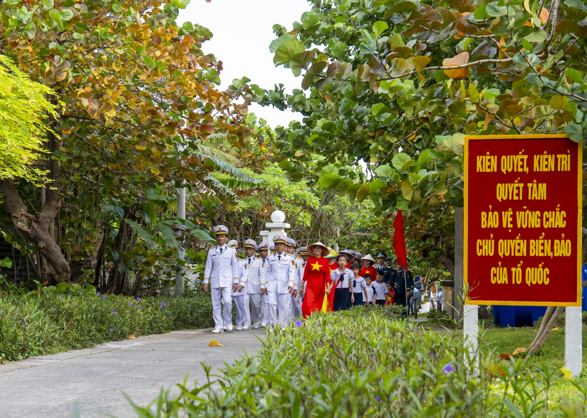 Màu xanh tươi thắm trên đảo Song Tử Tây, trong đó chủ đạo là sắc xanh của cây tra.