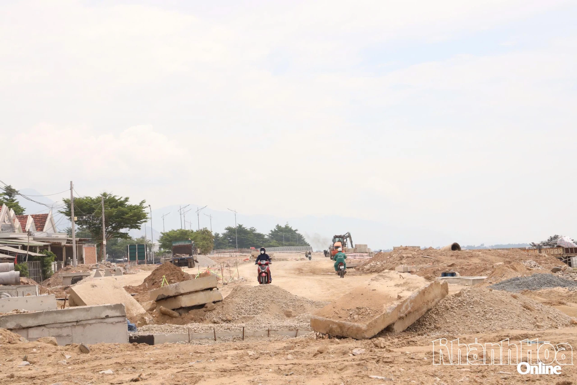Thi công tại dự án đường ven biển Vạn Ninh - Ninh Hòa.