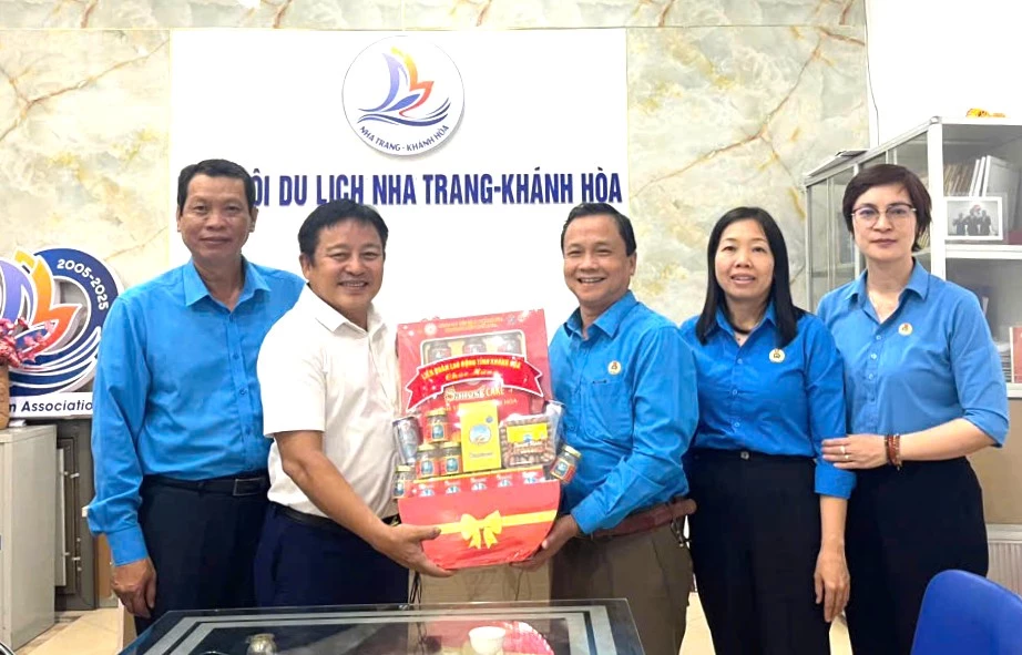 Ông Bùi Đăng Thành - Phó Chủ tịch Liên đoàn Lao động tỉnh thăm, tặng quà chúc mừng Hiệp hội Du lịch tỉnh.