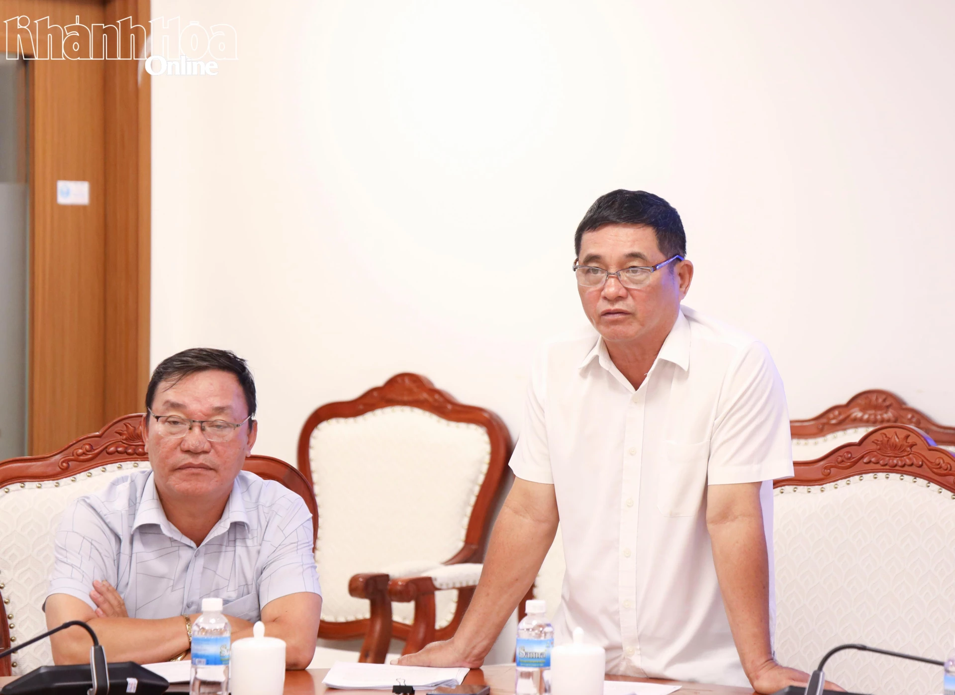 Lãnh đạo Ban Quản lý dự án đầu tư xây dựng các công trình Nông nghiệp và Giao thông tỉnh báo cáo tại cuộc họp.