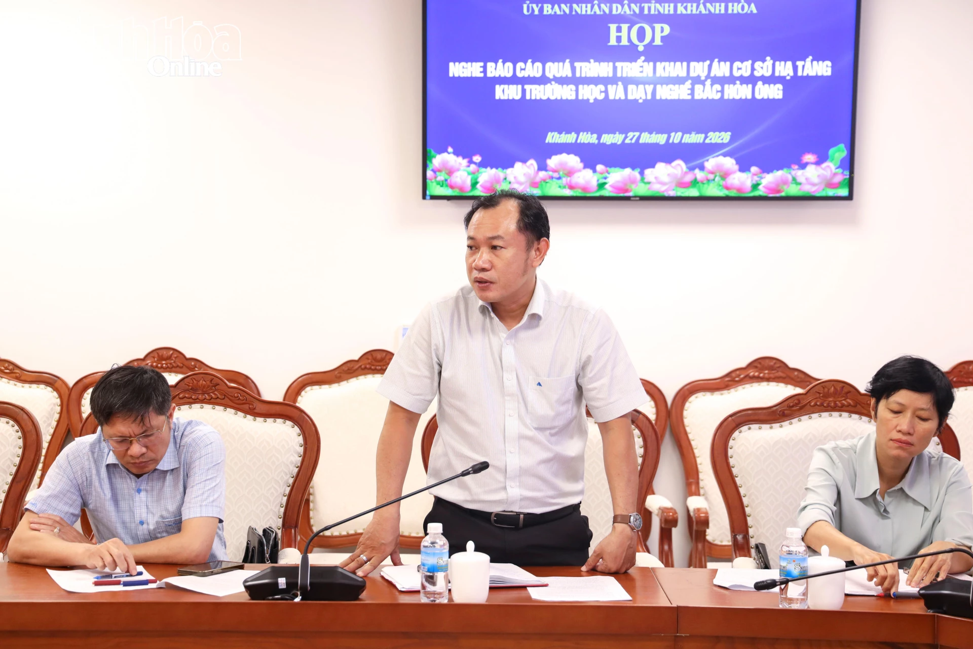 Đại diện UBND phường Nam Nha Trang báo cáo tại cuộc họp.