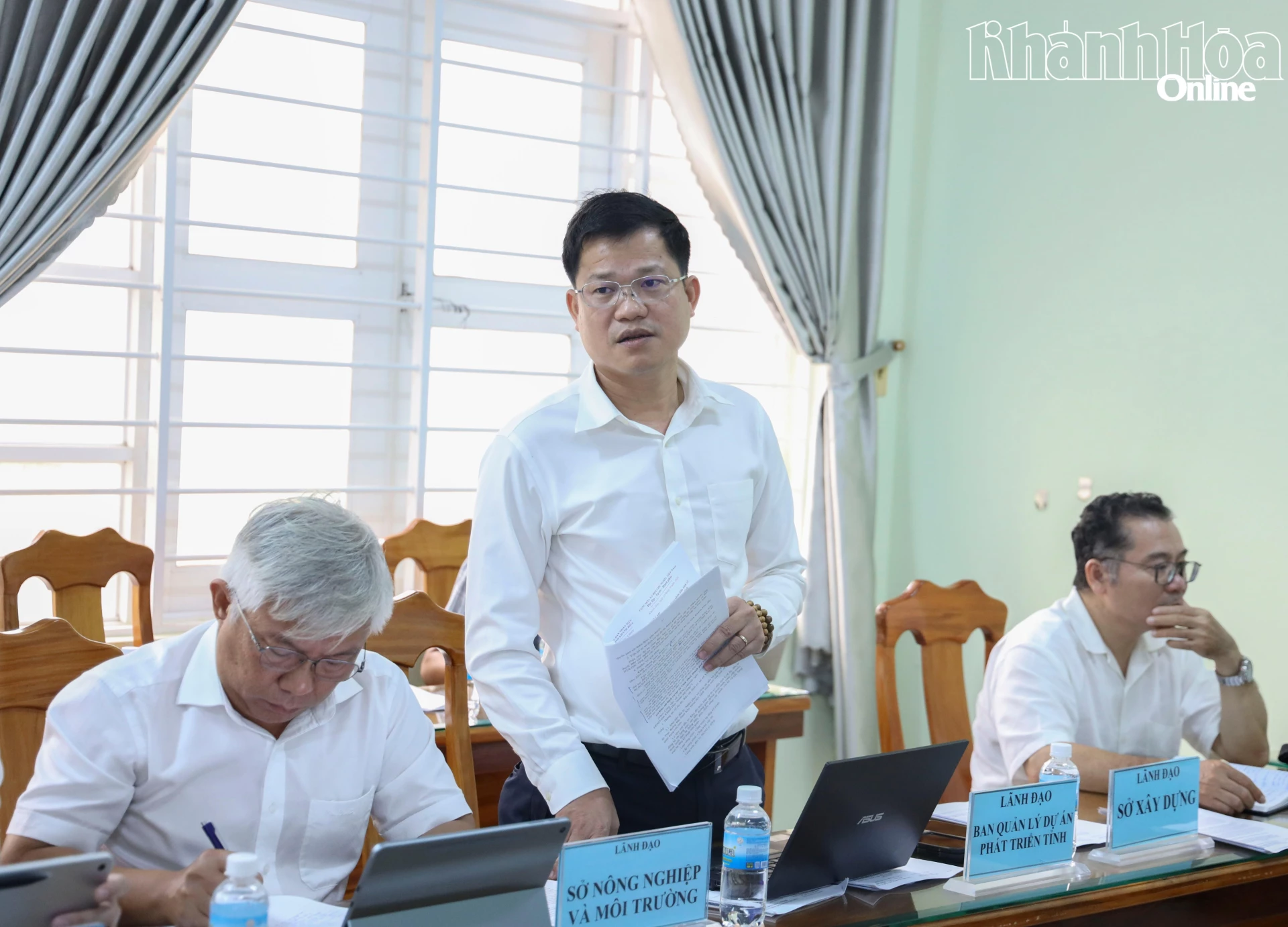 Lãnh đạo Ban Quản lý dự án Phát triển tỉnh báo cáo tại cuộc giám sát.