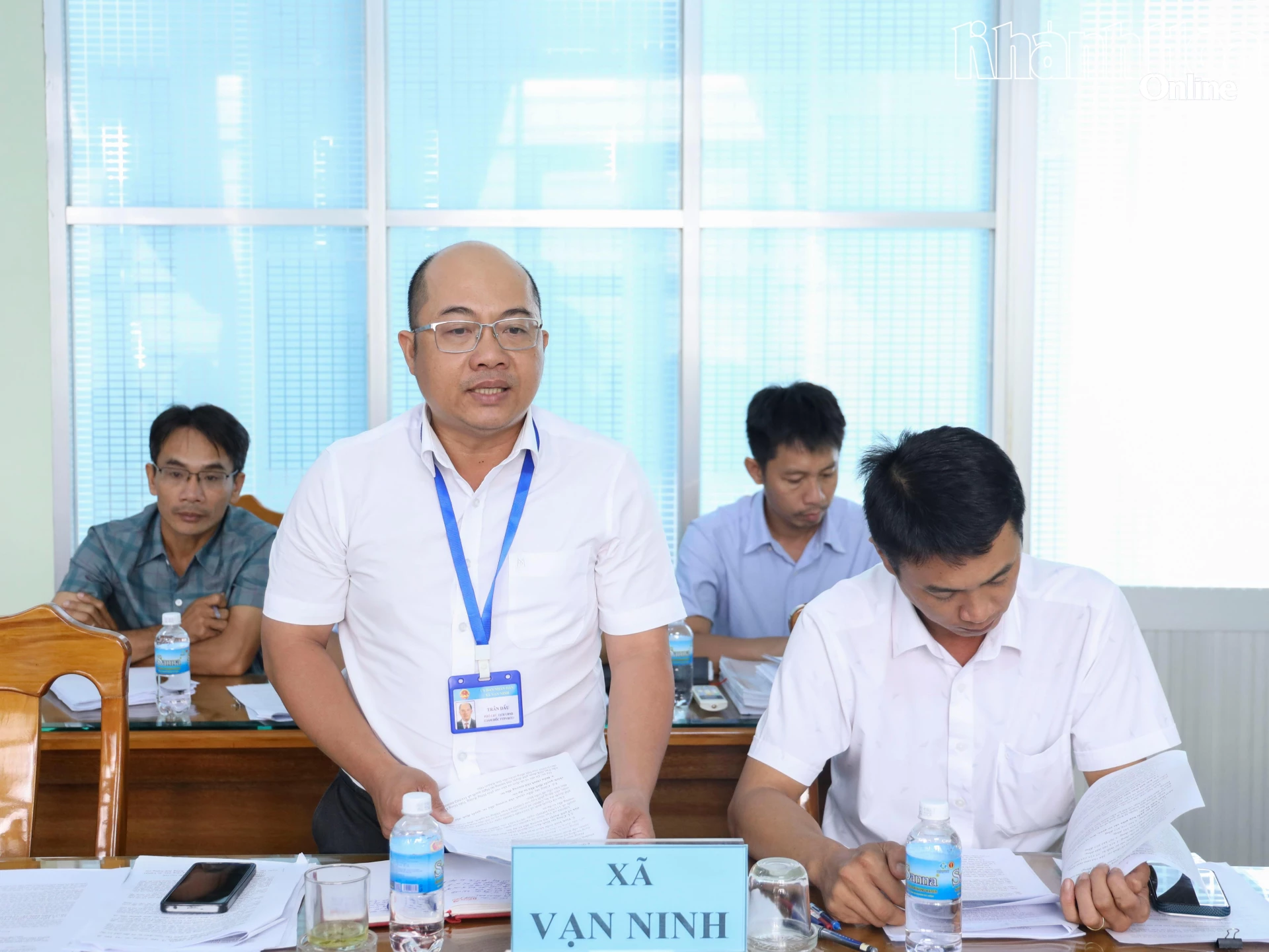 Lãnh đạo UBND xã Vạn Ninh báo cáo tại cuộc giám sát.