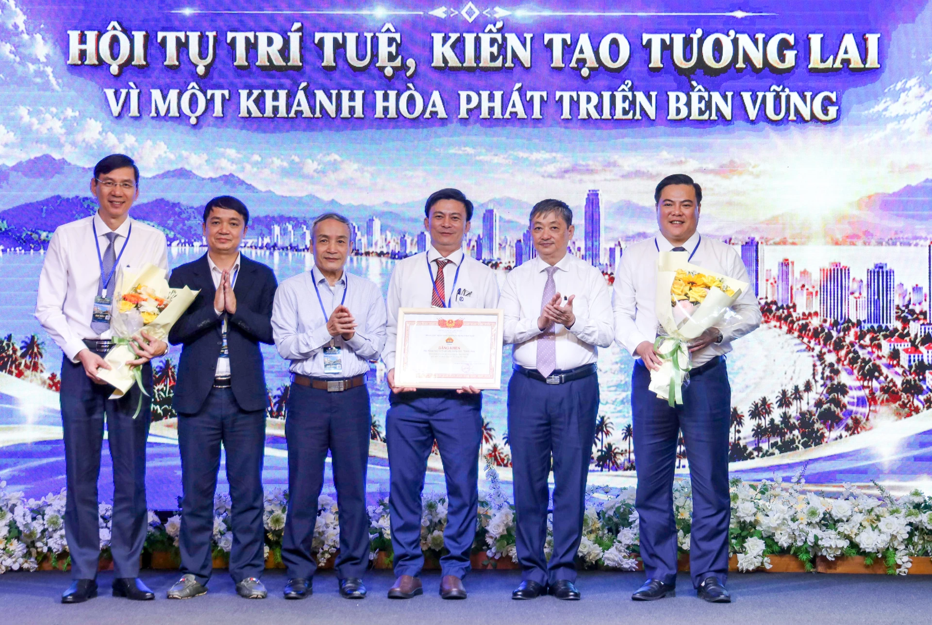 Tổng hội Xây dựng Việt Nam tặng bằng khen cho Hội Khoa học Kỹ thuật Xây dựng Khánh Hòa.