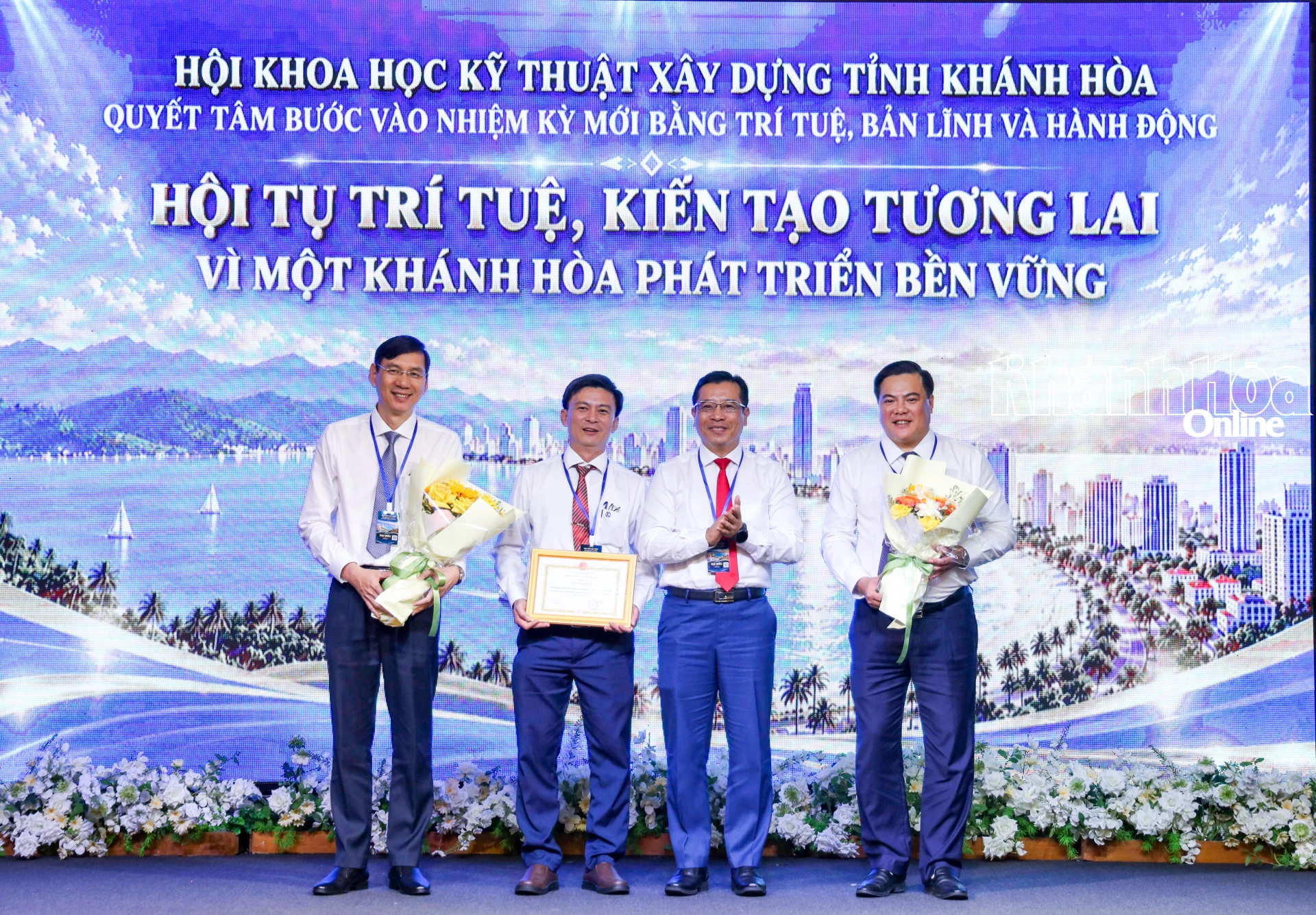 Sở Xây dựng khen thưởng Hội Khoa học Kỹ thuật Xây dựng tỉnh.