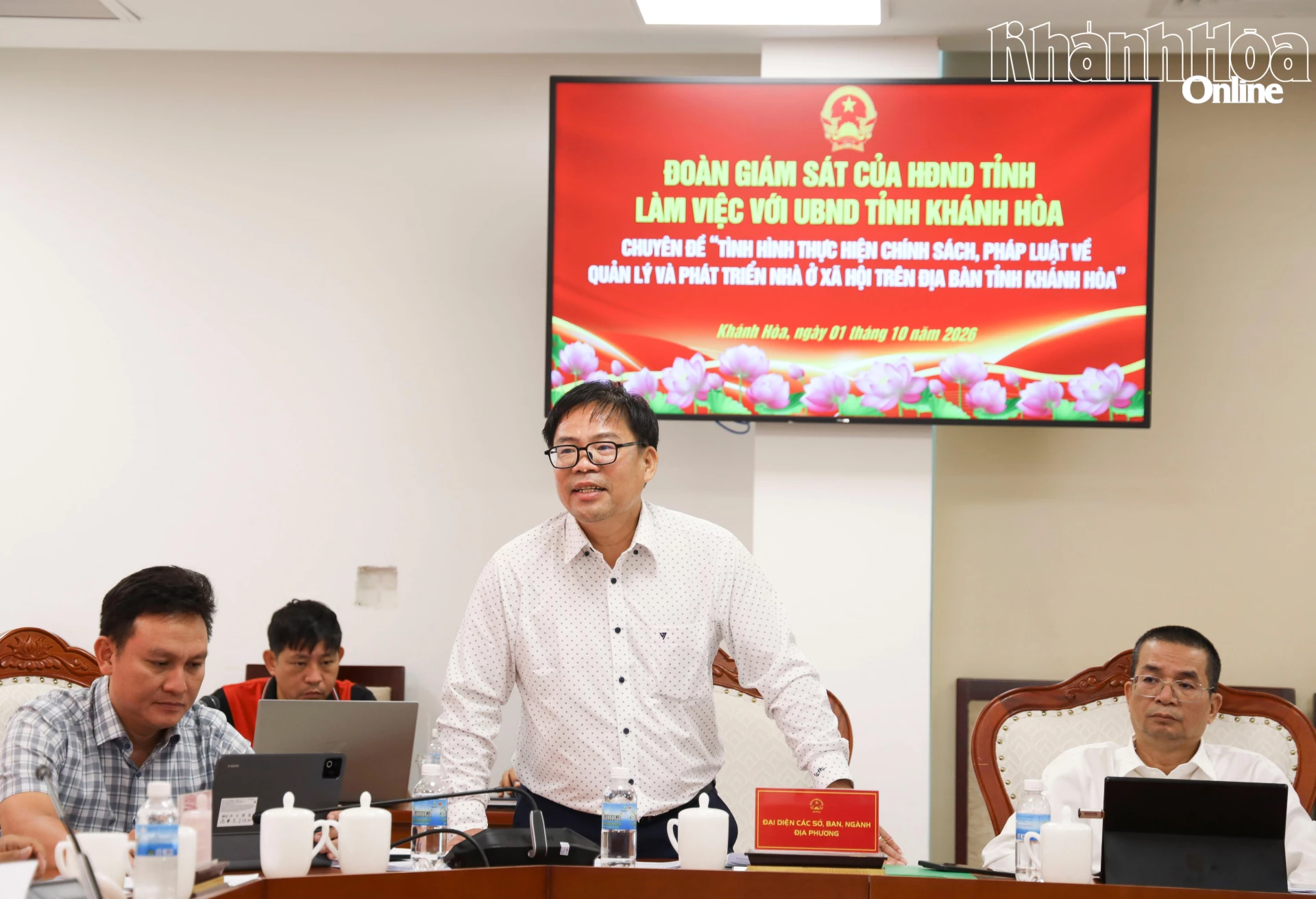 Lãnh đạo Sở Xây dựng báo cáo tại cuộc làm việc.