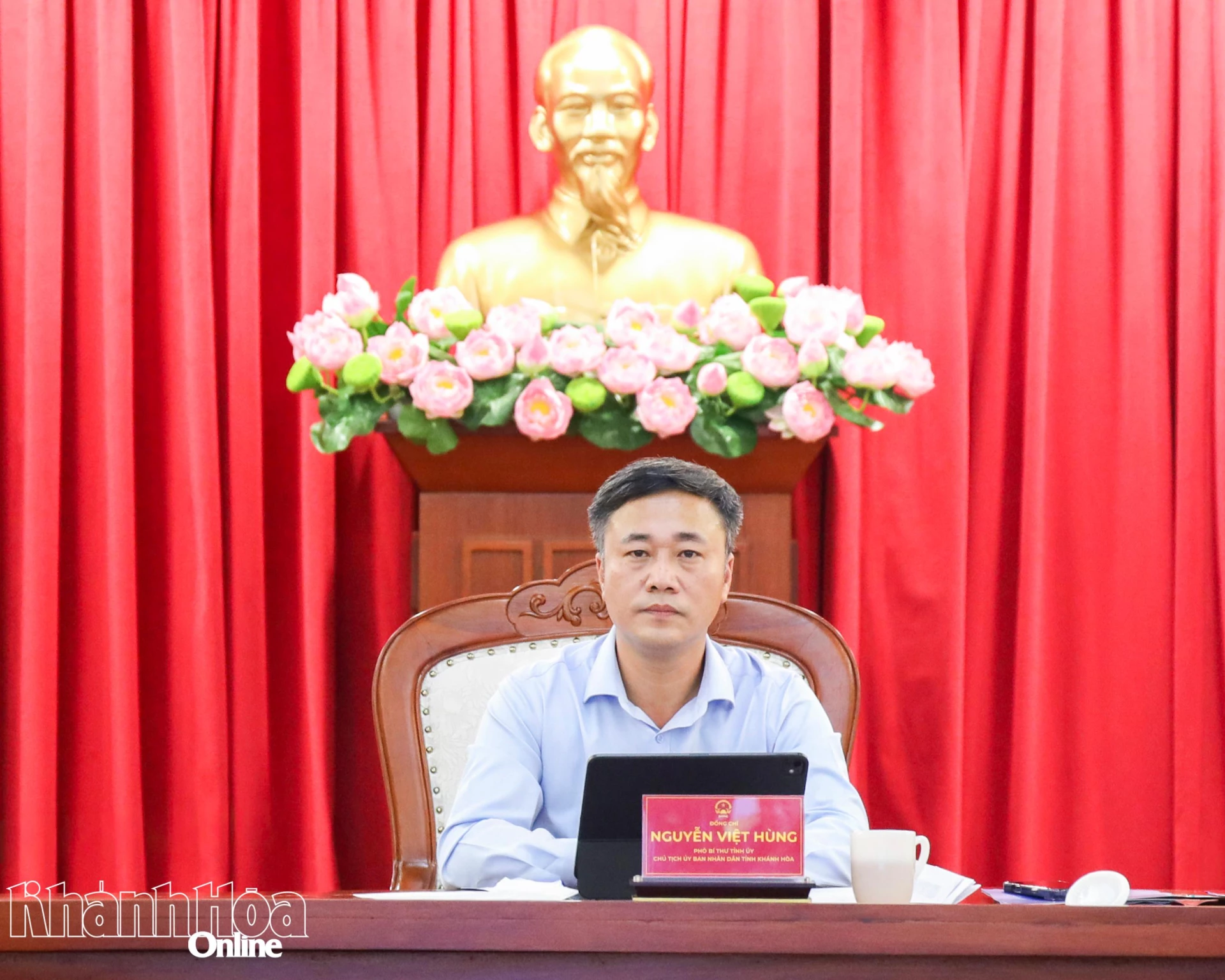Đồng chí Nguyễn Việt Hùng tham dự phiên họp tại điểm cầu Khánh Hòa.