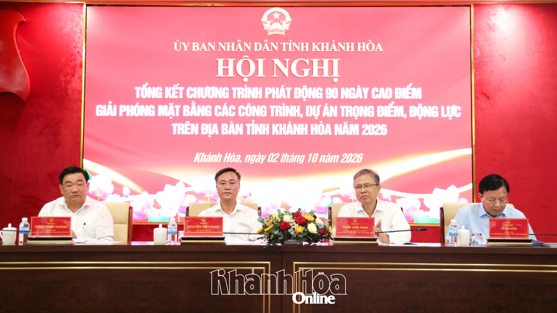 Chủ tịch UBND tỉnh Nguyễn Việt Hùng và các Phó Chủ tịch UBND tỉnh chủ trì hội nghị.