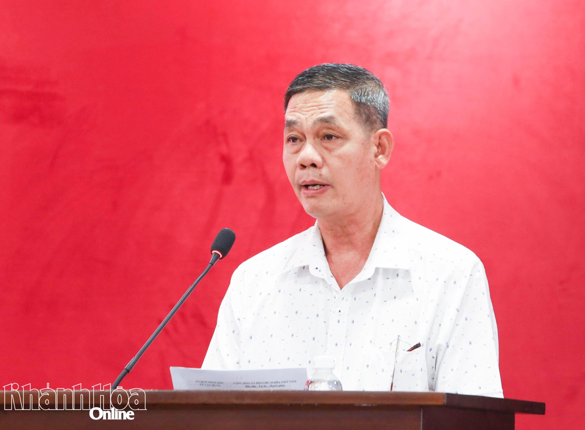 Lãnh đạo UBND xã Vạn Hưng báo cáo tham luận tại hội nghị.