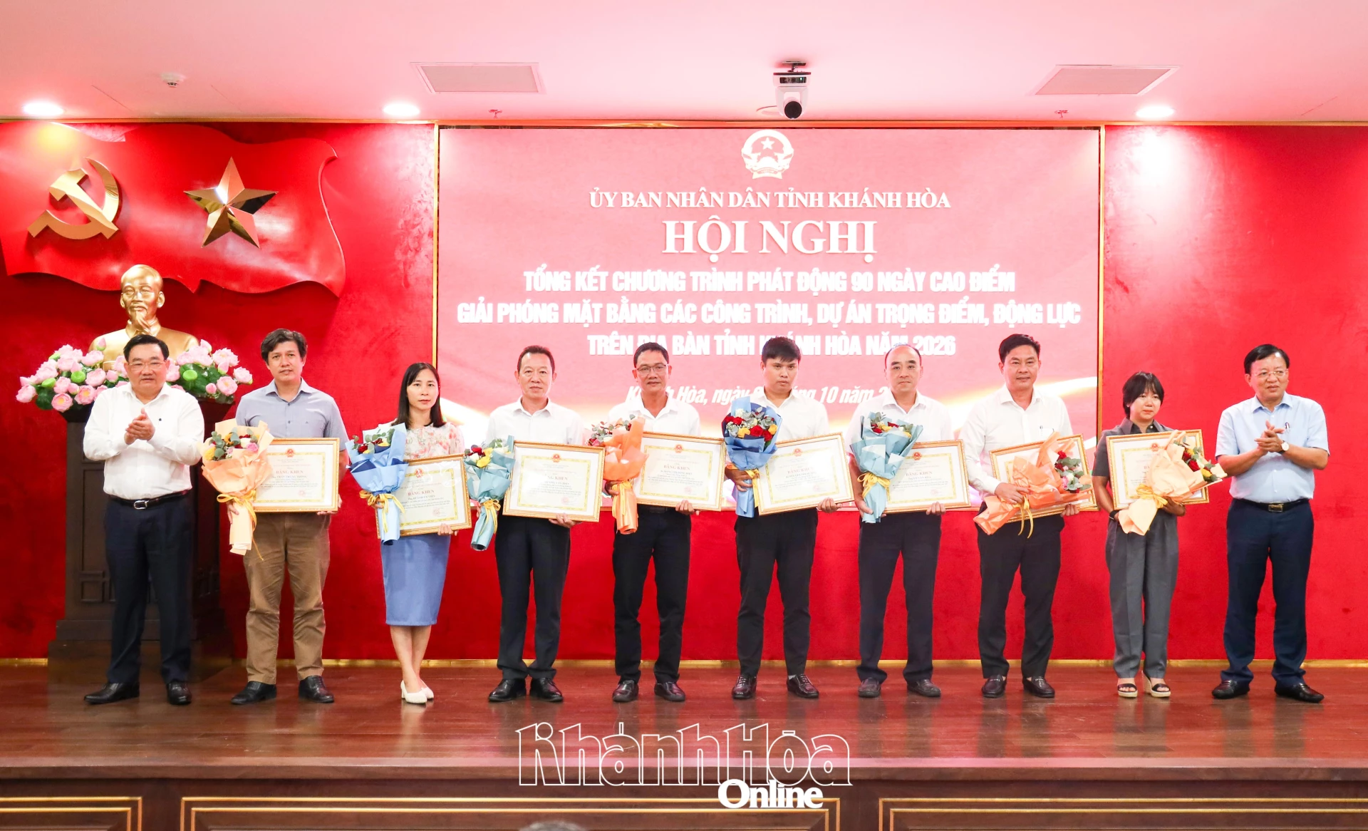 Các đồng chí: Trịnh Minh Hoàng, Lê Huyền trao bằng khen cho các cá nhân xuất sắc.

