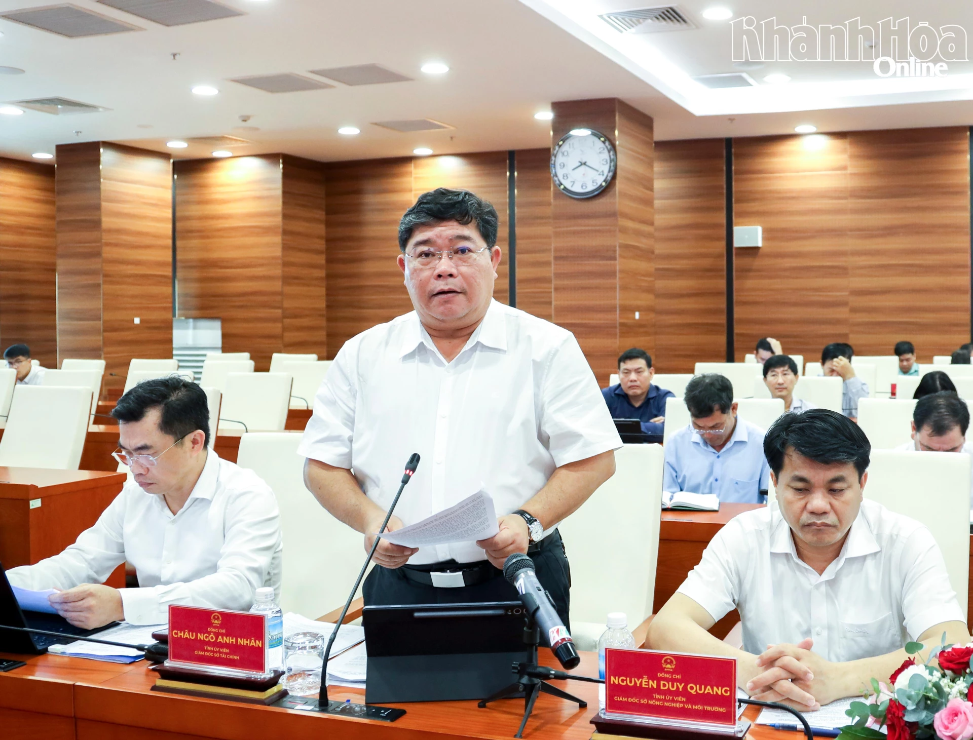 Ông Châu Ngô Anh Nhân - Giám đốc Sở Tài chính báo cáo tại cuộc họp.