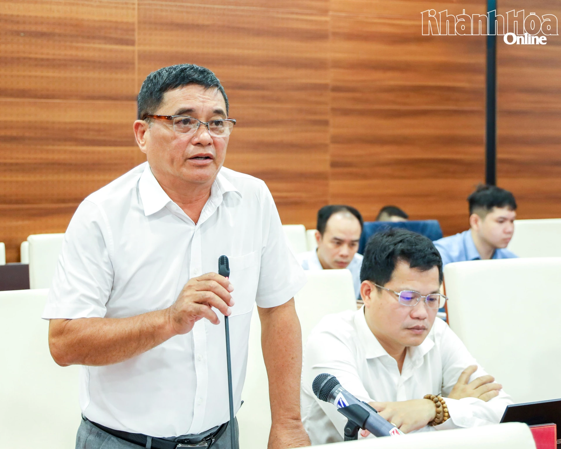 Lãnh đạo Ban Quản lý Dự án Đầu tư xây dựng các công trình nông nghiệp và giao thông tỉnh báo cáo tiến độ giải ngân vốn đầu tư công một số dự án.
