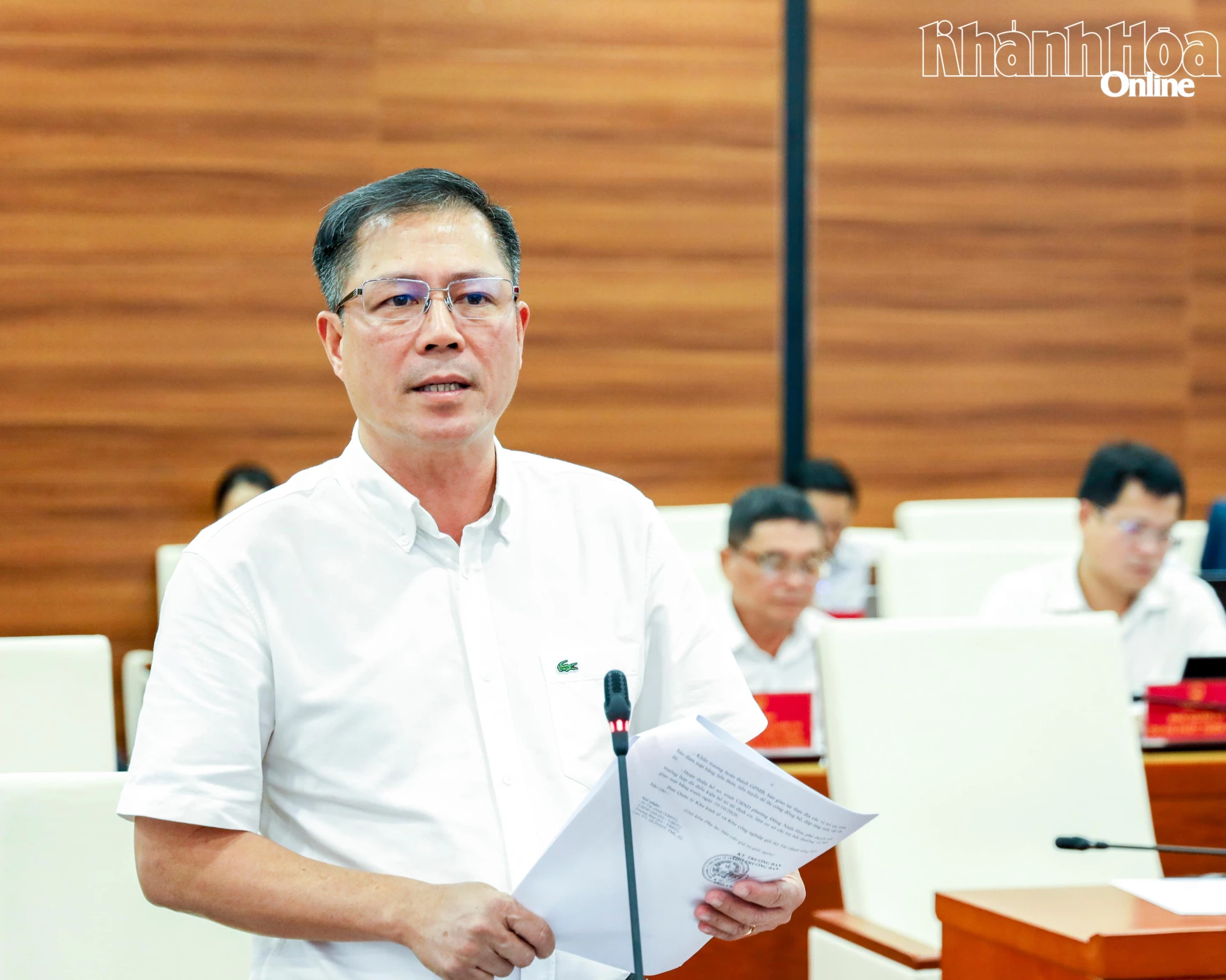 Ông Trần Minh Chiến - Trưởng Ban quản lý Khu kinh tế và Khu công nghiệp tỉnh báo cáo tại cuộc họp.