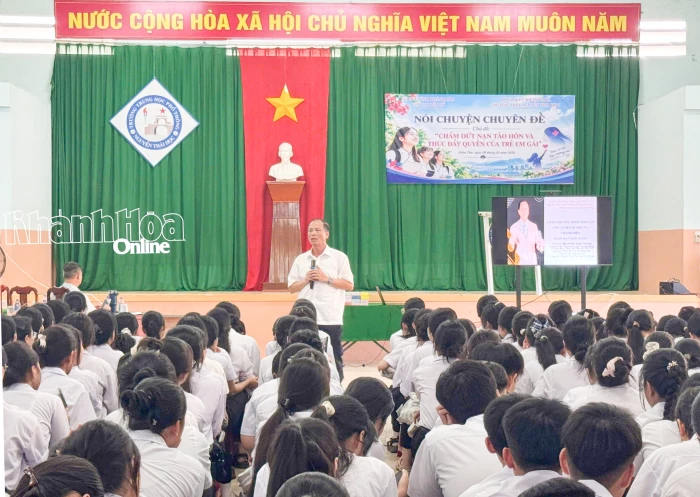 Hơn 300 học sinh được tuyên truyền về nạn tảo hôn và quyền của trẻ em gái