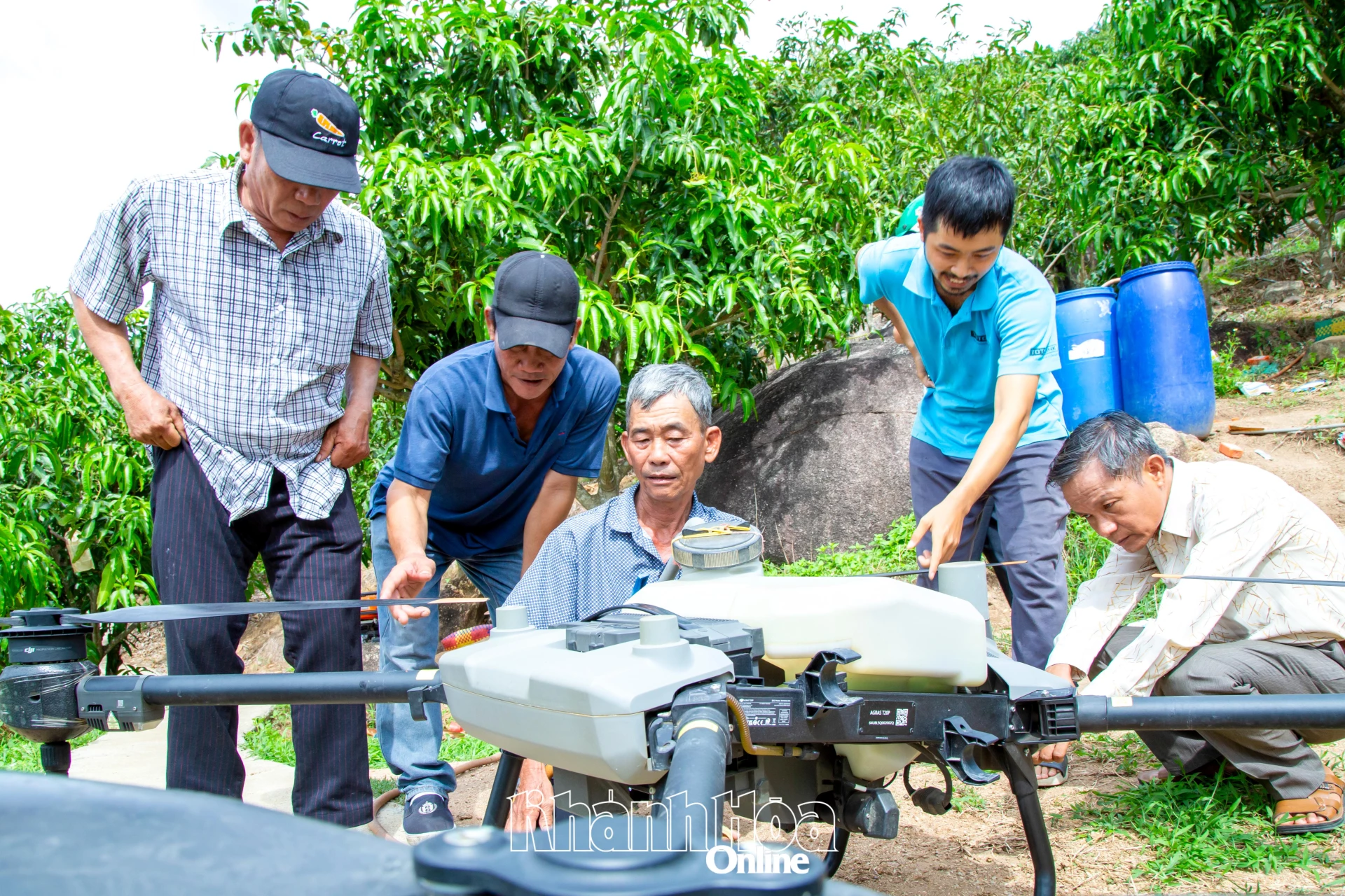 Nông dân xã Cam Hiệp tìm hiểu drone chăm sóc cây trồng.