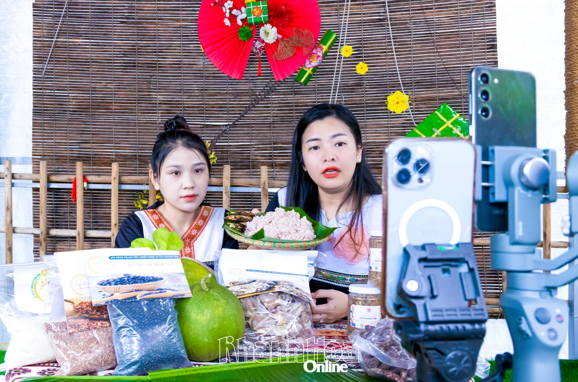 Một phiên livestream bán nông sản của nông dân xã Khánh Vĩnh.