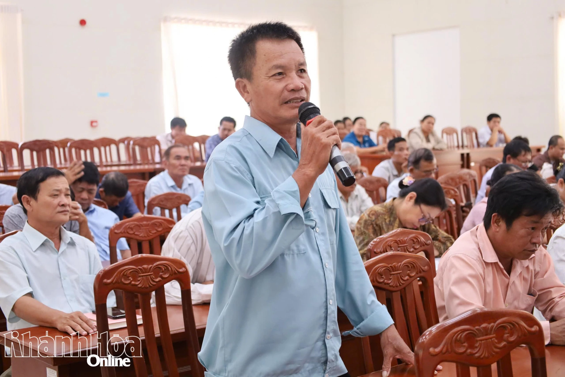 Cử tri nêu ý kiến tại buổi tiếp xúc cử tri.