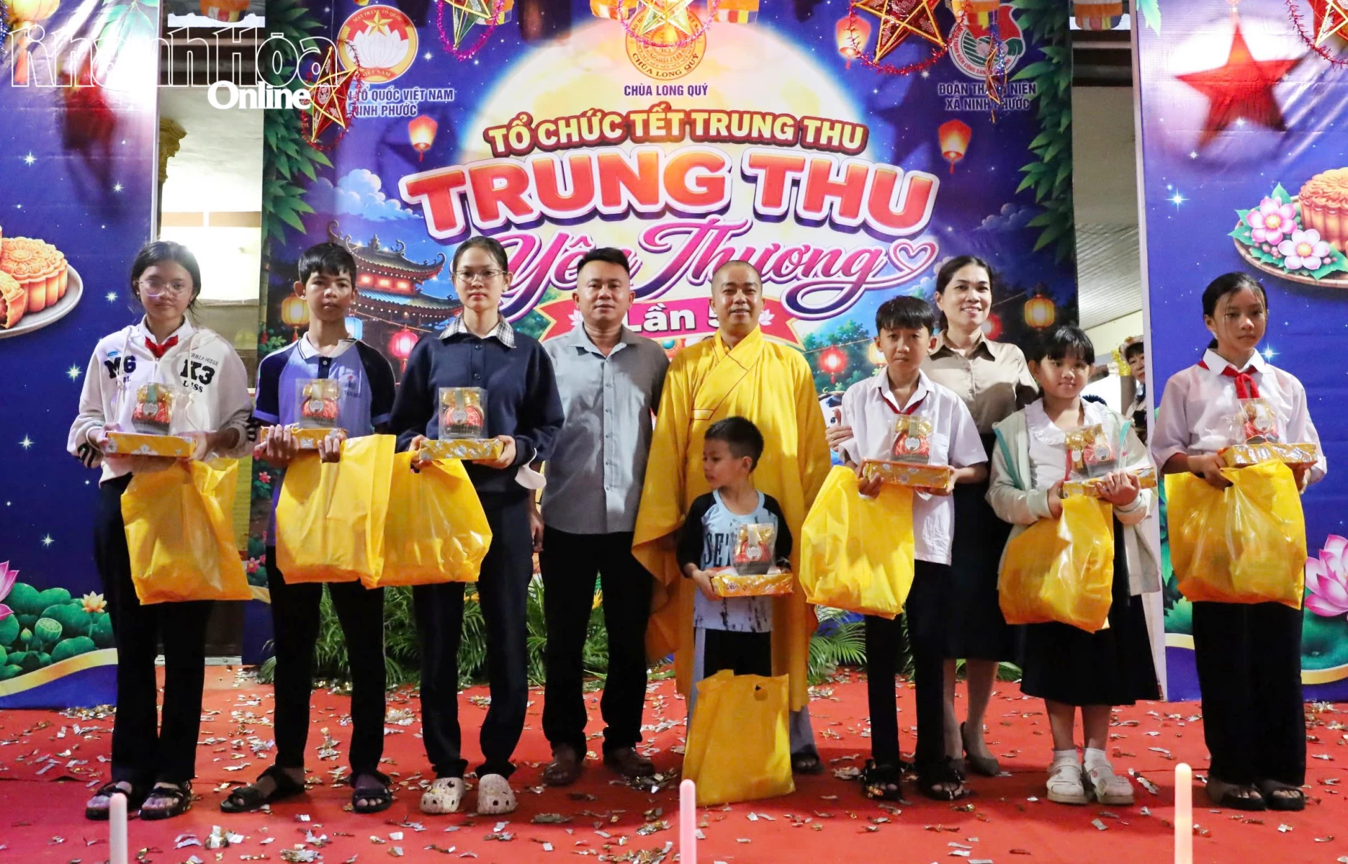 Ủy ban MTTQ Việt Nam xã Ninh Phước phối hợp với Đoàn xã và chùa Long Quý (thôn Phú Quý 2) trao học bổng và quà Trung thu năm 2026 cho các học sinh.