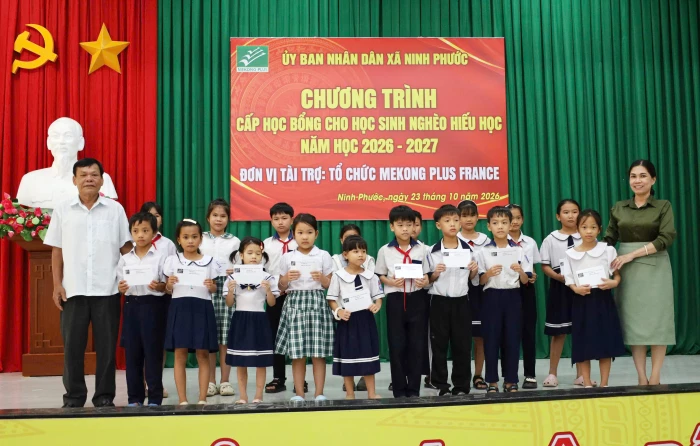 Xã Ninh Phước trao 110 suất học bổng cho học sinh có hoàn cảnh khó khăn