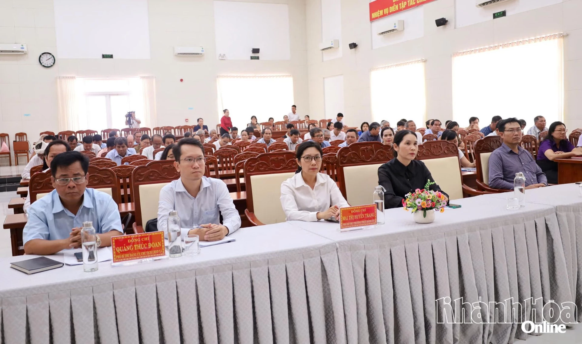 Các đại biểu tham dự buổi tiếp xúc cử tri.