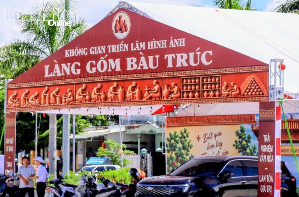 Không gian triển lãm hình ảnh làng gốm Bàu Trúc được chuẩn bị chu đáo phục vụ lễ hội.