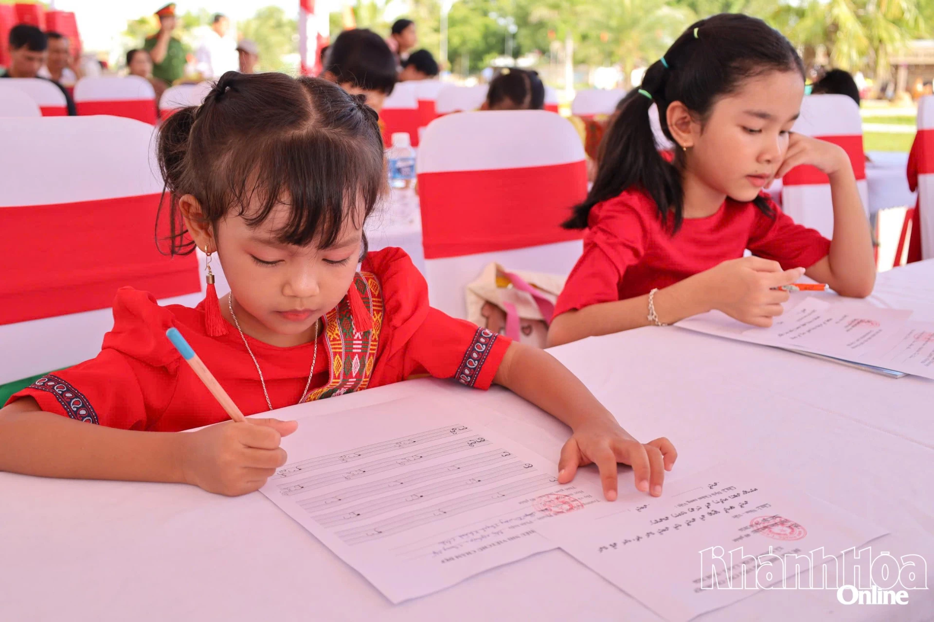 Các thí sinh tự tin thể hiện kỹ năng viết chữ Chăm.