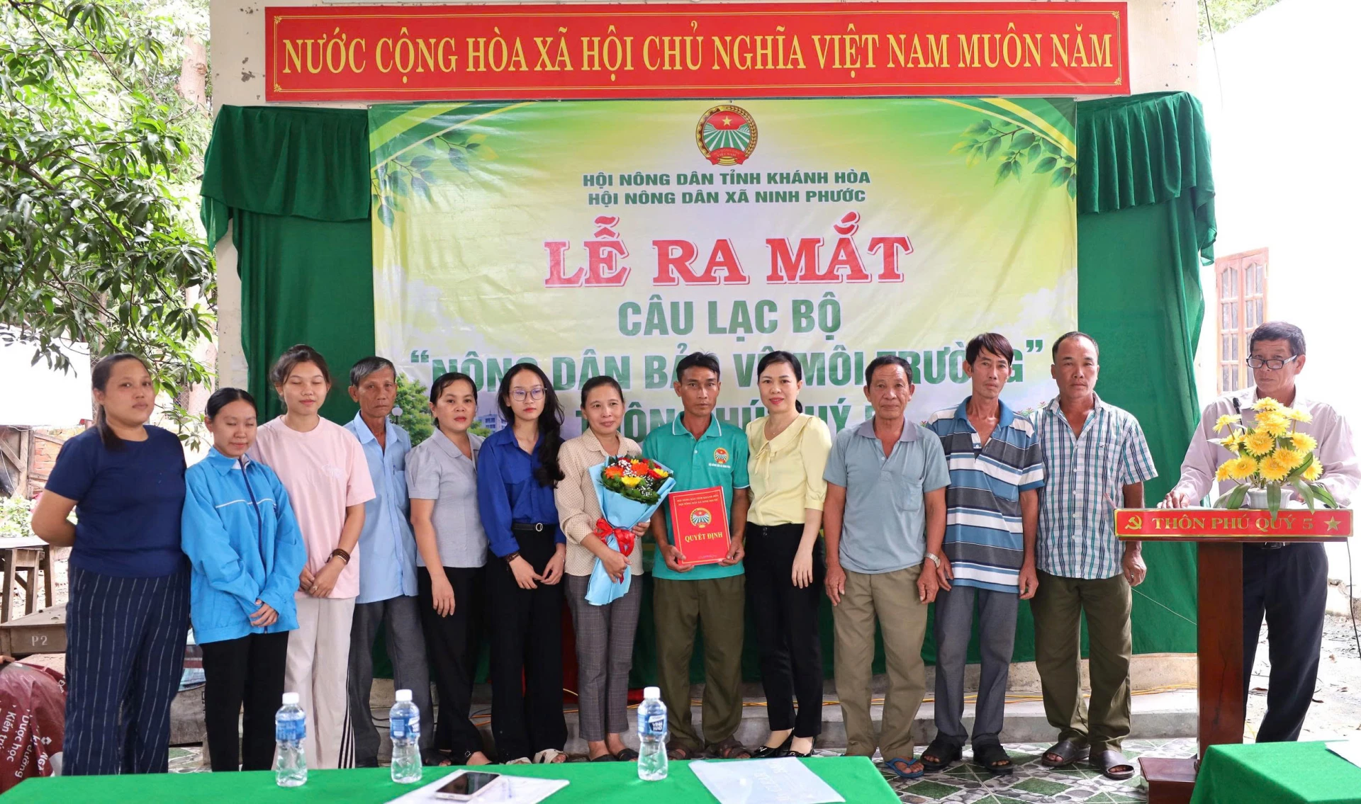 Lãnh đạo Hội Nông dân xã Ninh Phước trao quyết định và tặng hoa chúc mừng câu lạc bộ.