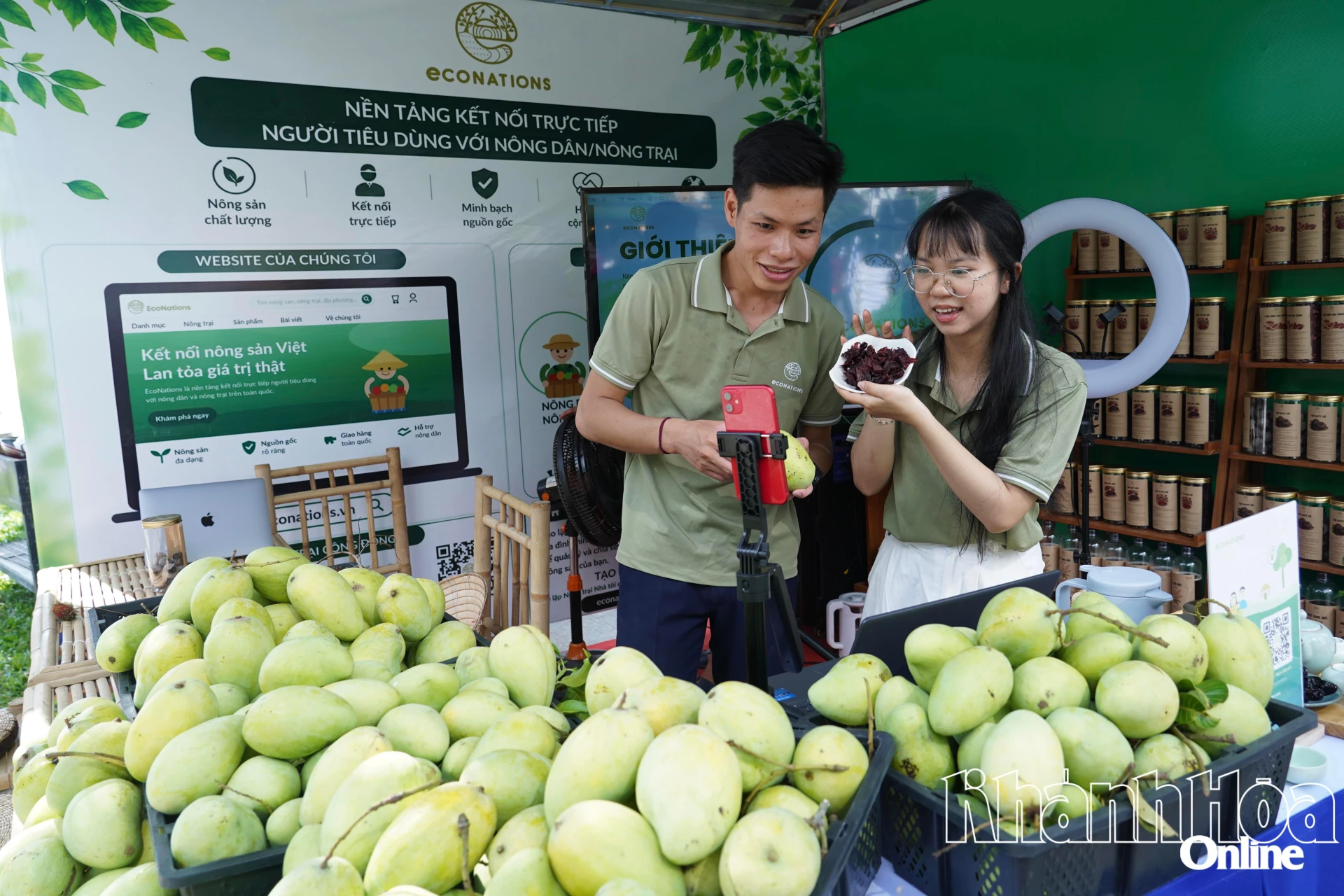 Đại diện Công ty Cổ phần Econations Nha Trang (phường Bắc Nha Trang) livestream giới thiệu sản phẩm.