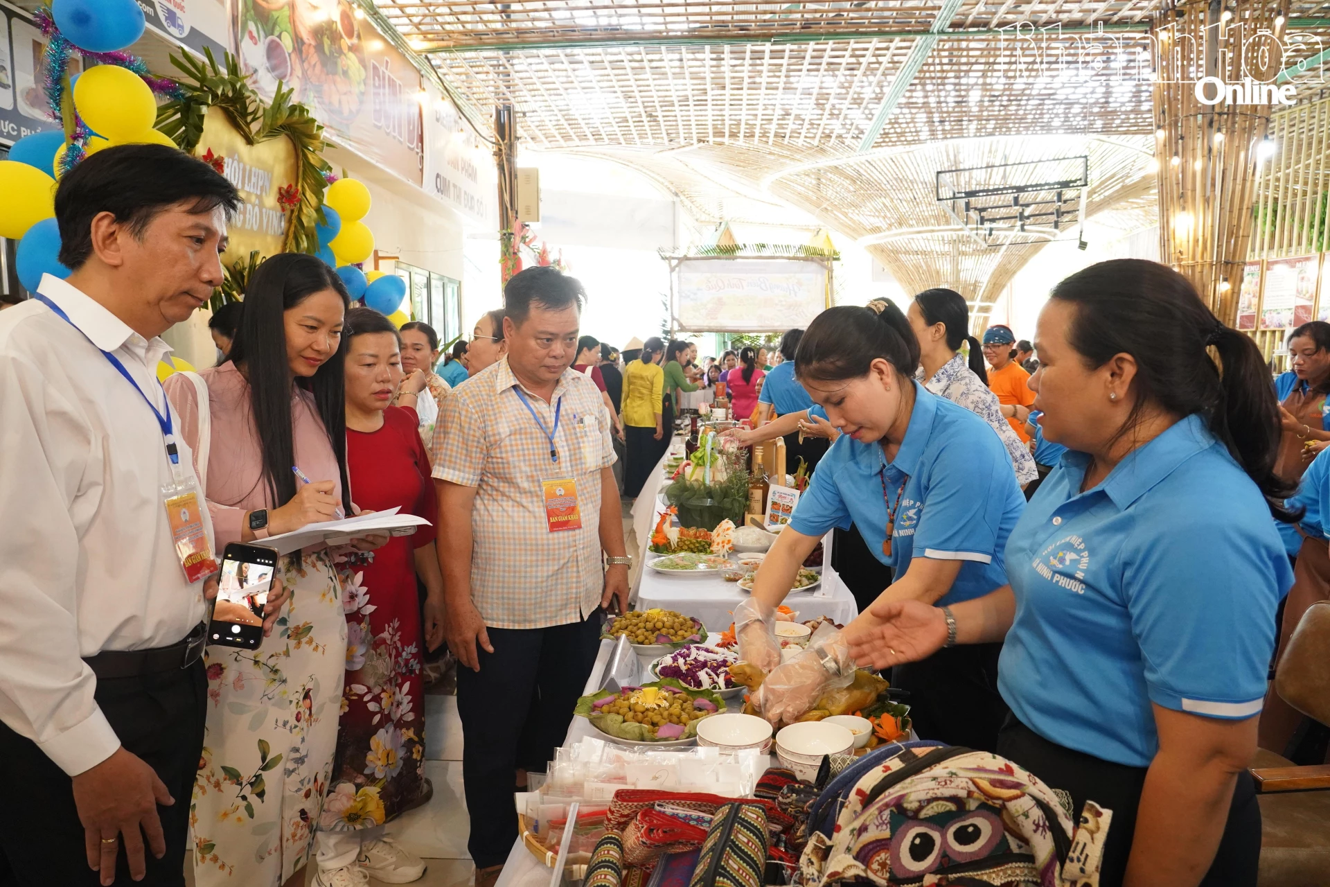 Ban giám khảo chấm điểm các gian hàng trưng bày tại liên hoan.