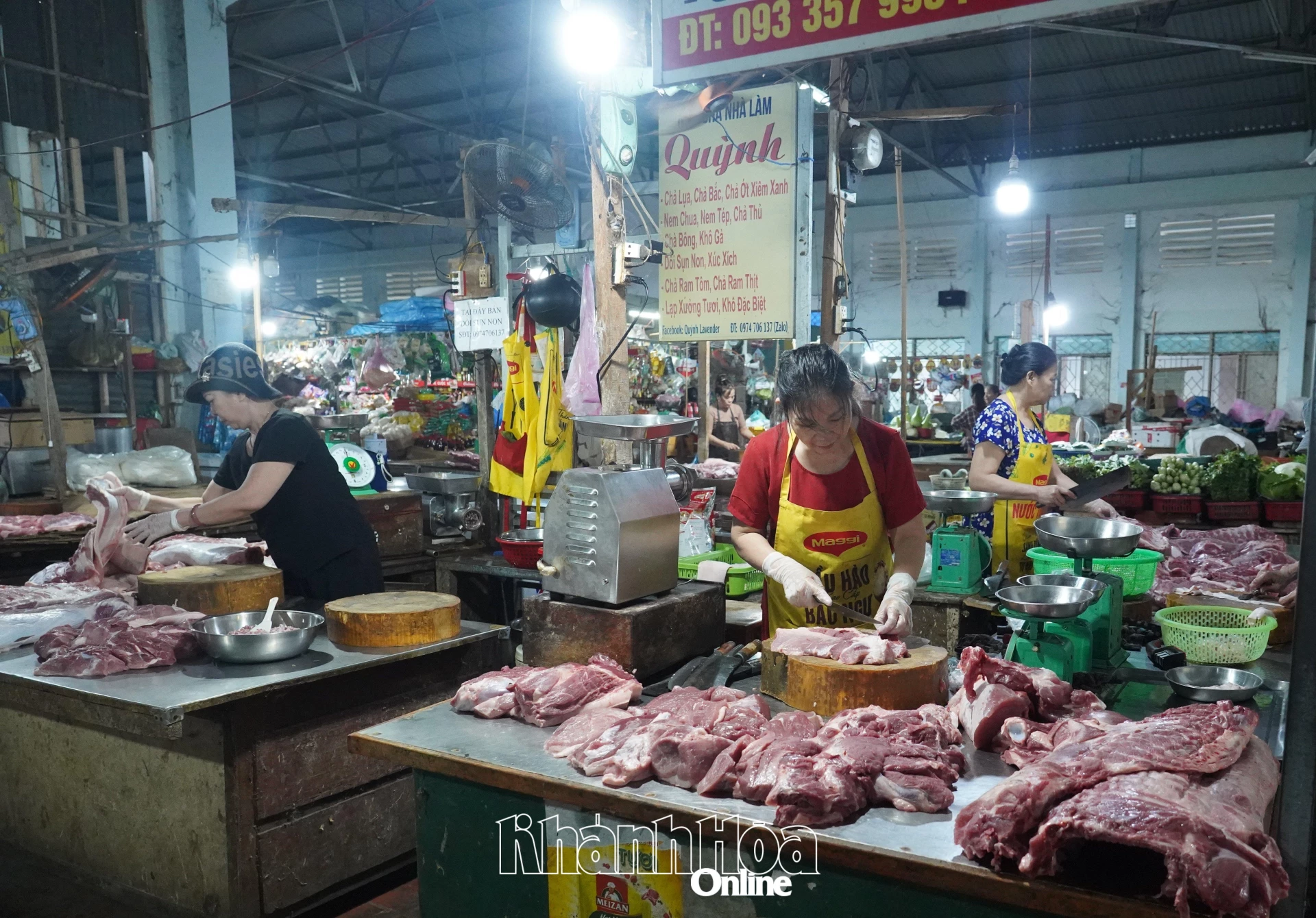 Tiểu thương chợ Phước Mỹ (phường Bảo An) phân loại thịt heo để phục vụ khách hàng.