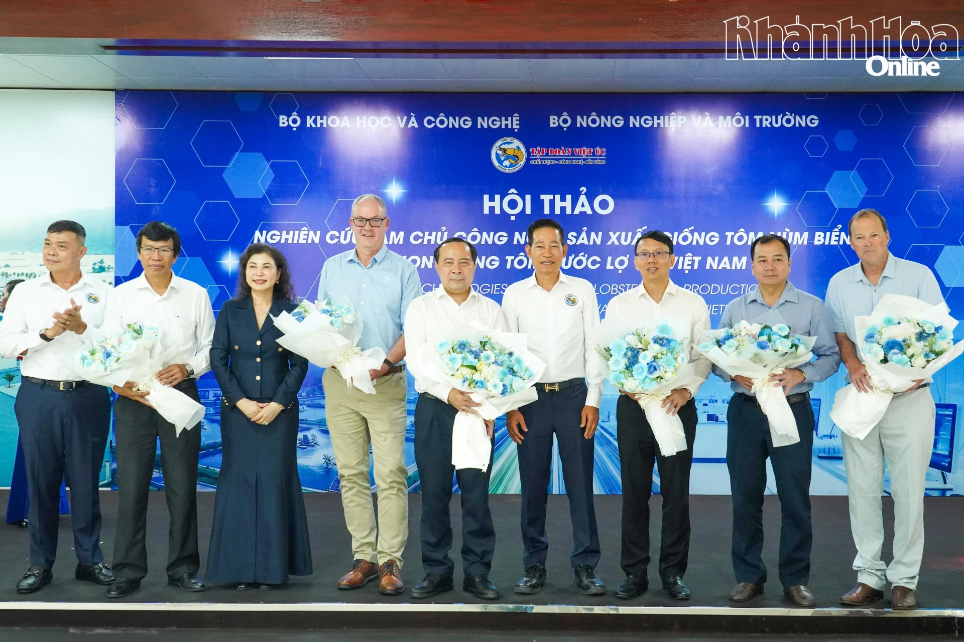 Lãnh đạo Tập đoàn Thủy sản Việt Úc tặng hoa cho các đại biểu tham dự hội thảo. 