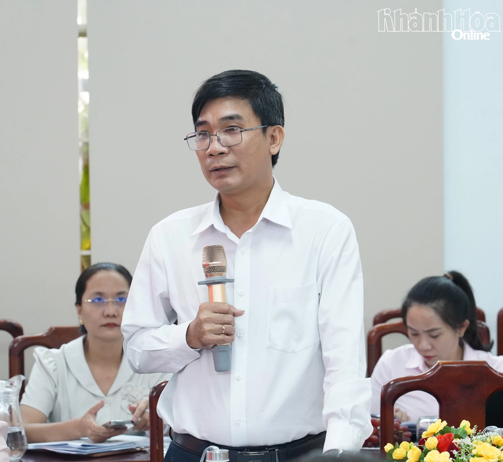 Lãnh đạo phường Đô Vinh báo cáo tại buổi làm việc.