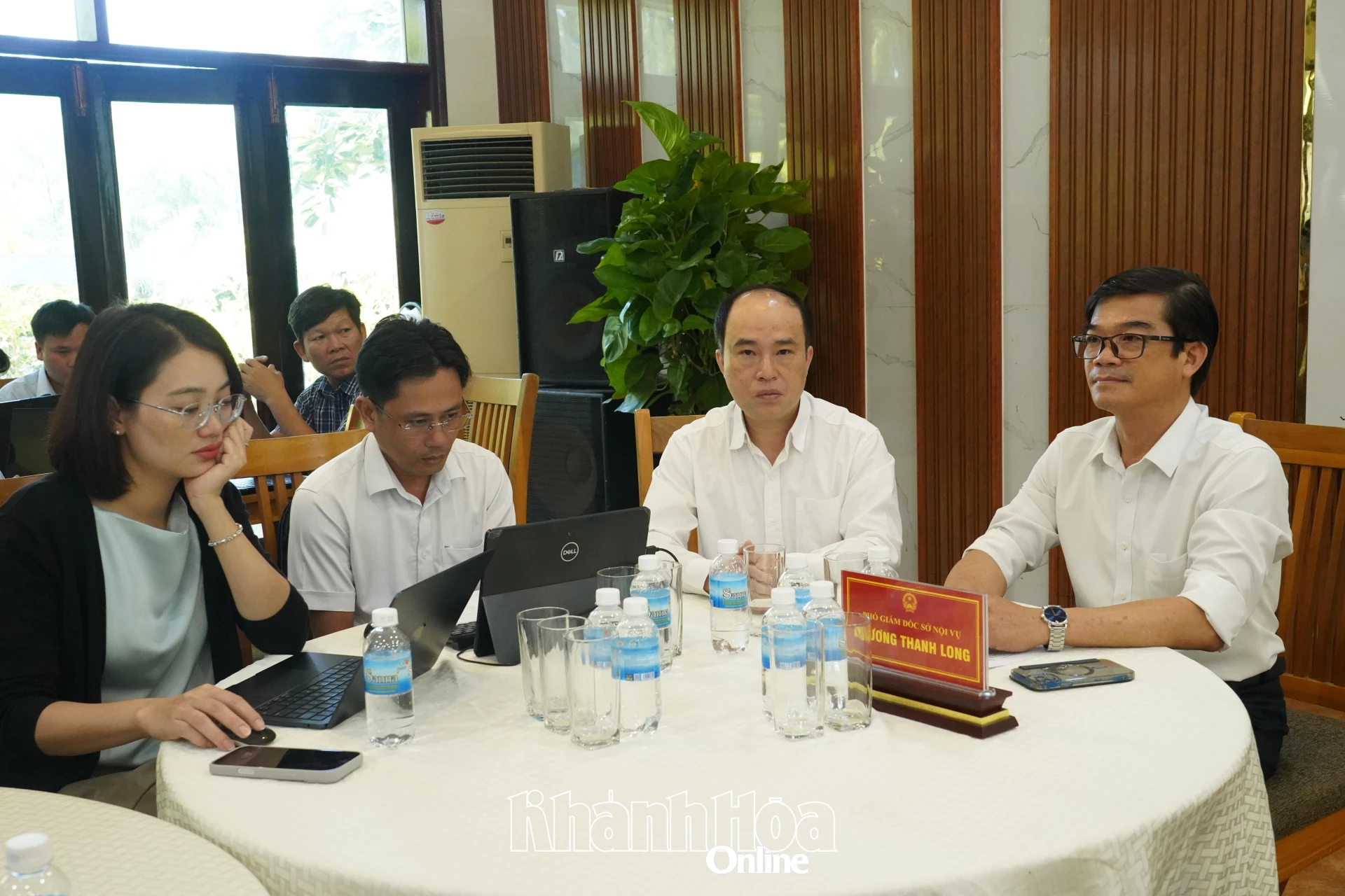 Ông Trương Thanh Long - Phó Giám đốc Sở Nội vụ và các đại biểu tham dự hội nghị.