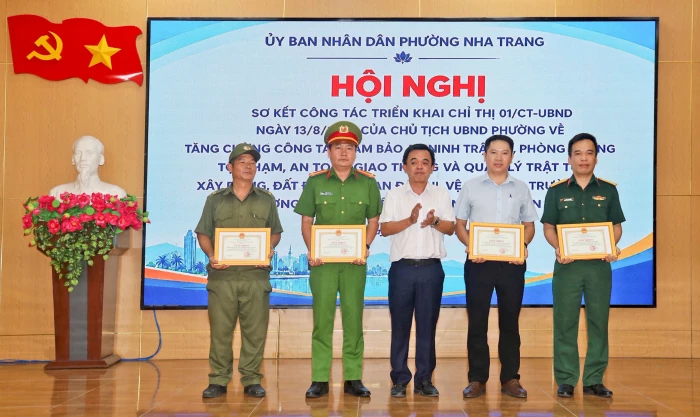 Phường Nha Trang khen thưởng 4 tập thể thực hiện tốt về an ninh trật tự, quản lý đất đai, mỹ quan đô thị