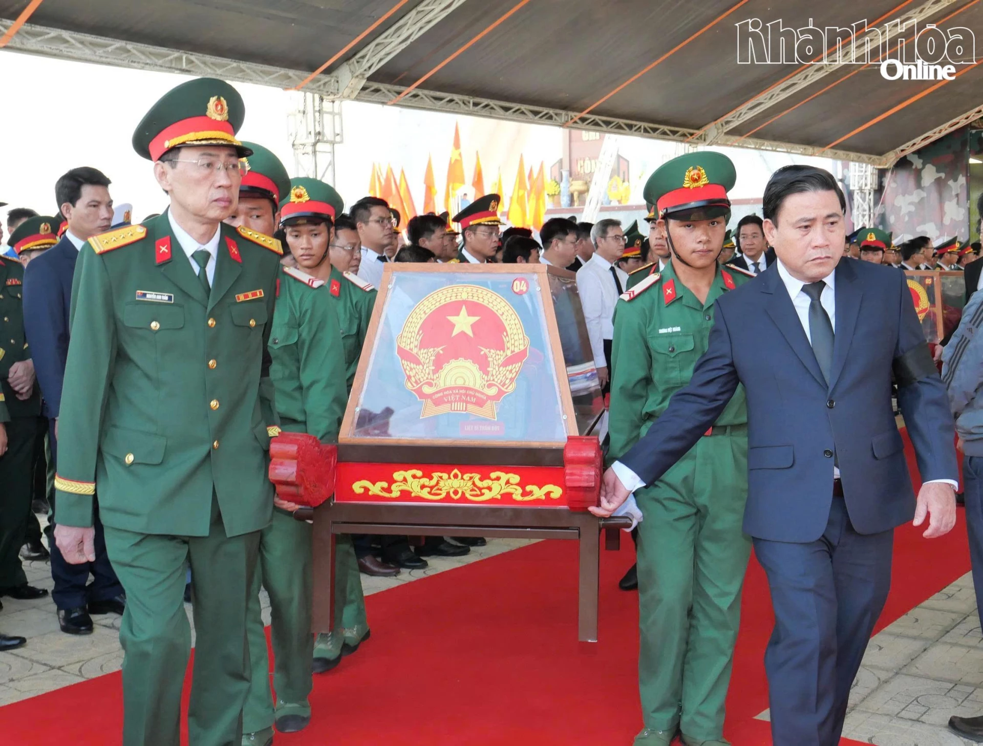 Đồng chí Lâm Đông cùng các đại biểu và lực lượng tiêu binh di chuyển các hài cốt liệt sĩ đến ô mộ để an táng.