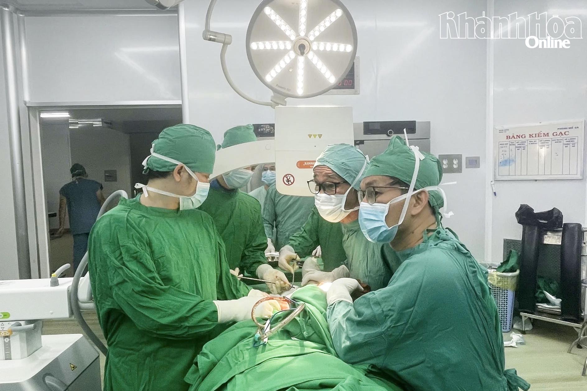 Bác sĩ Bệnh viện Đa khoa Khánh Hòa cùng với chuyên gia đến từ TP. Hồ Chí Minh phẫu thuật chi dưới cho bệnh nhân.