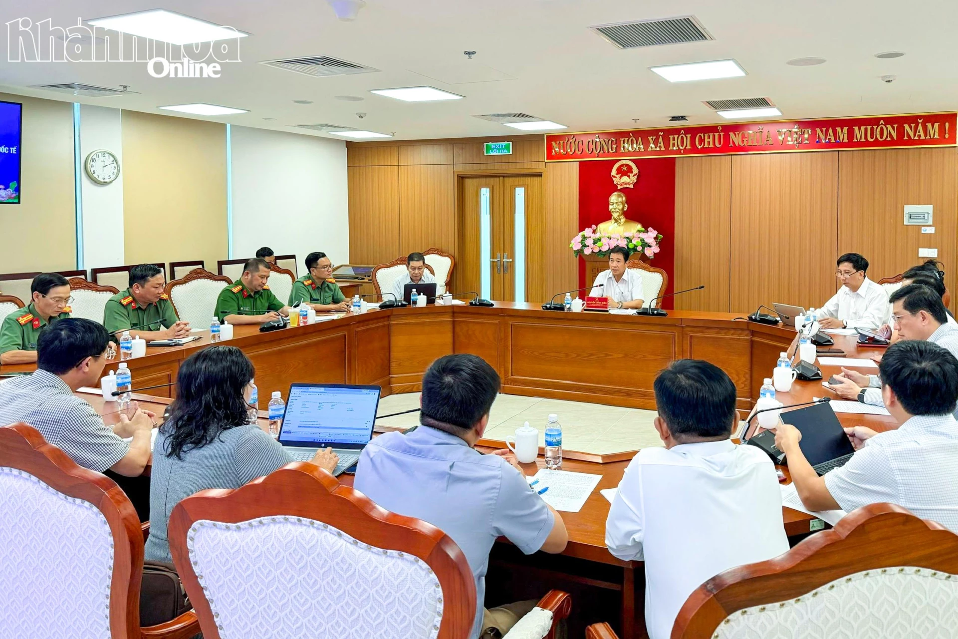 Quang cảnh cuộc họp.