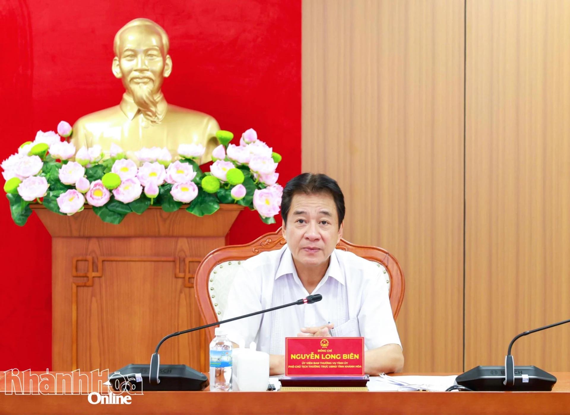 Phó Chủ tịch Thường trực UBND tỉnh Nguyễn Long Biên chủ trì cuộc họp.