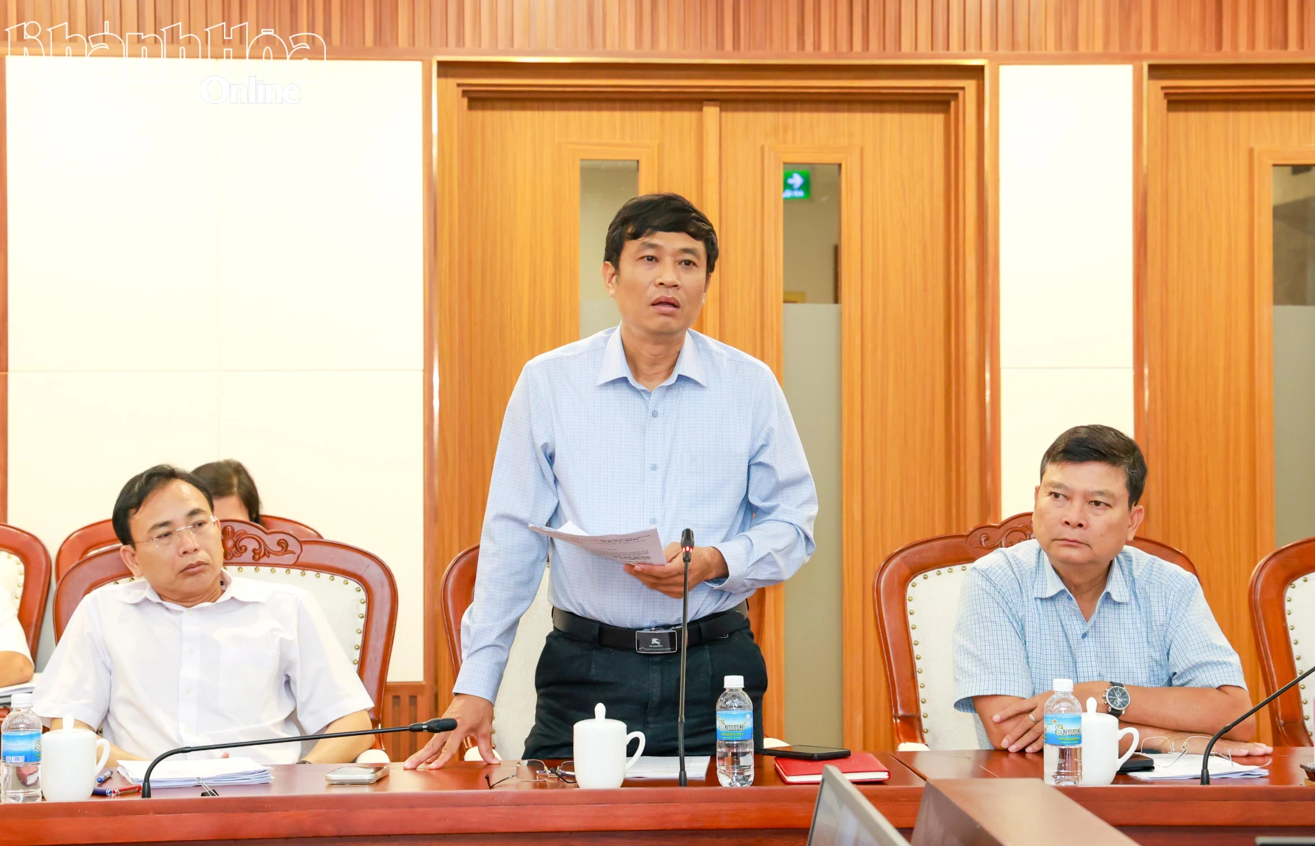 Ông Bùi Thanh Bình, Trưởng Ban Kinh tế - Ngân sách HĐND tỉnh phát biểu tại cuộc họp.