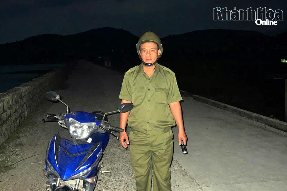 Ông Ca Da Thoáng - Tổ trưởng Tổ bảo vệ an ninh, trật tự ở cơ sở thôn Phước Chiến (xã Công Hải) tuần tra đêm trên địa bàn.