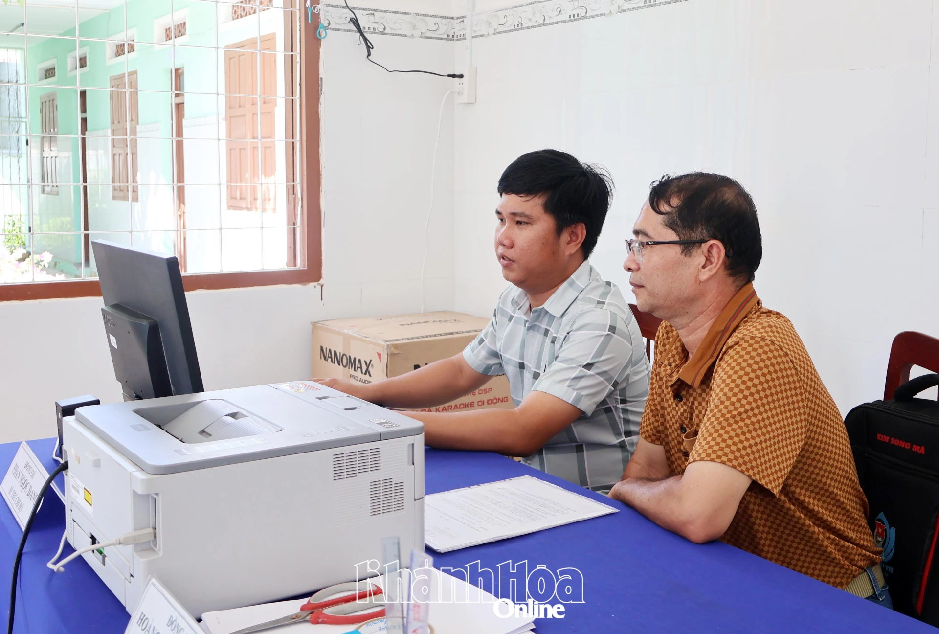 Ông Phan Ngọc Đang (bên trái) tích cực trau dồi kỹ năng công nghệ thông tin, công nghệ số để đáp ứng yêu cầu công việc.