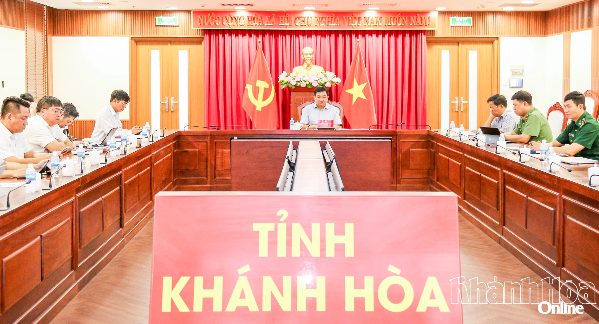Phó Chủ tịch UBND tỉnh Trịnh Minh Hoàng tham dự phiên họp tại điểm cầu Khánh Hòa.