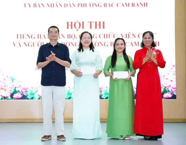 Lãnh đạo phường Bắc Cam Ranh trao giải đặc biệt cho 2 tiết mục xuất sắc tại hội thi.