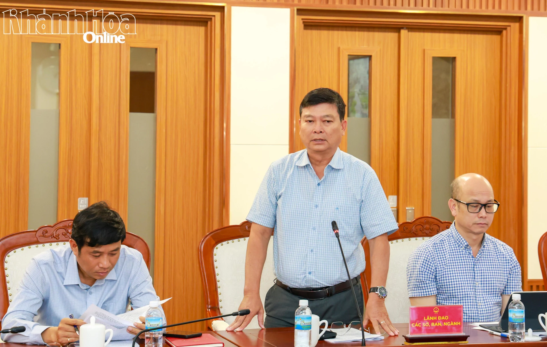 Ông Nguyễn Quang Nhật - Trưởng ban Văn hóa - Xã hội HĐND tỉnh phát biểu tại cuộc họp.