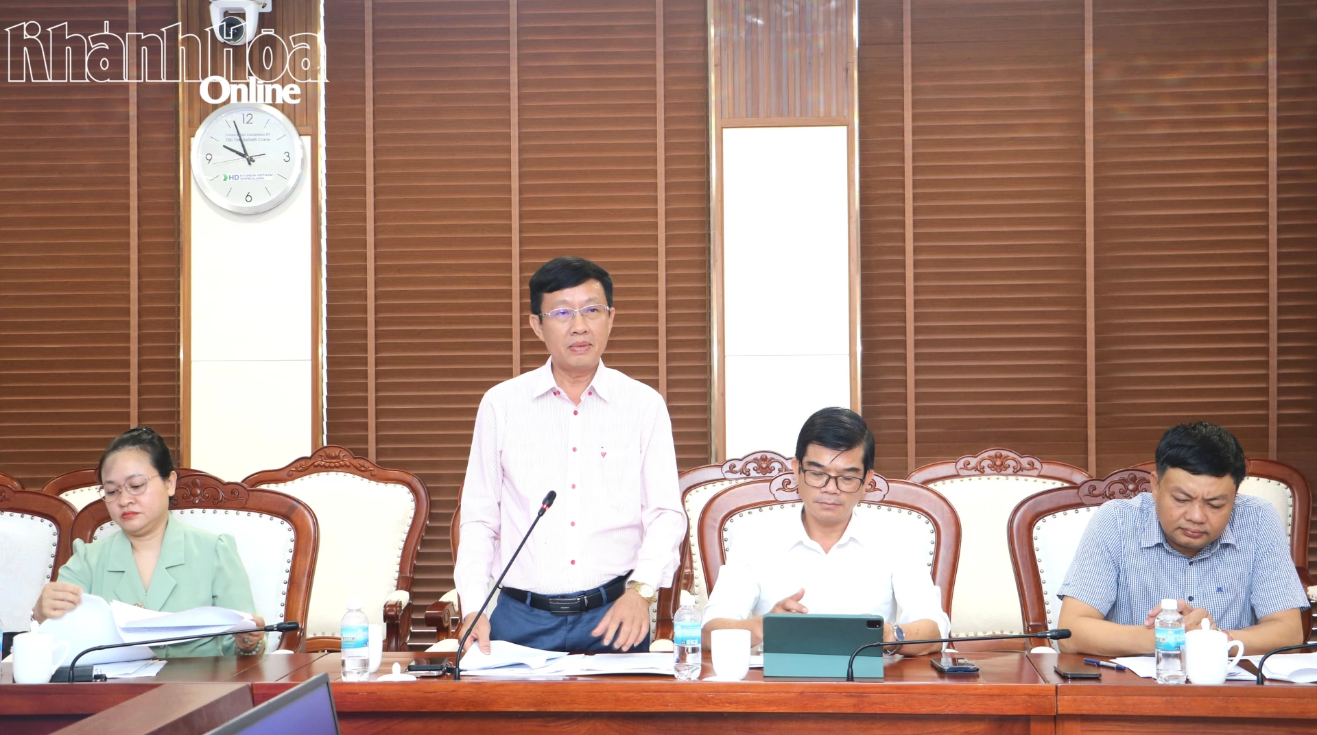 Ông Nguyễn Văn Hòa - Phó Trưởng ban Thường trực Ban Tuyên giáo Tỉnh ủy Khánh Hòa phát biểu ý kiến.