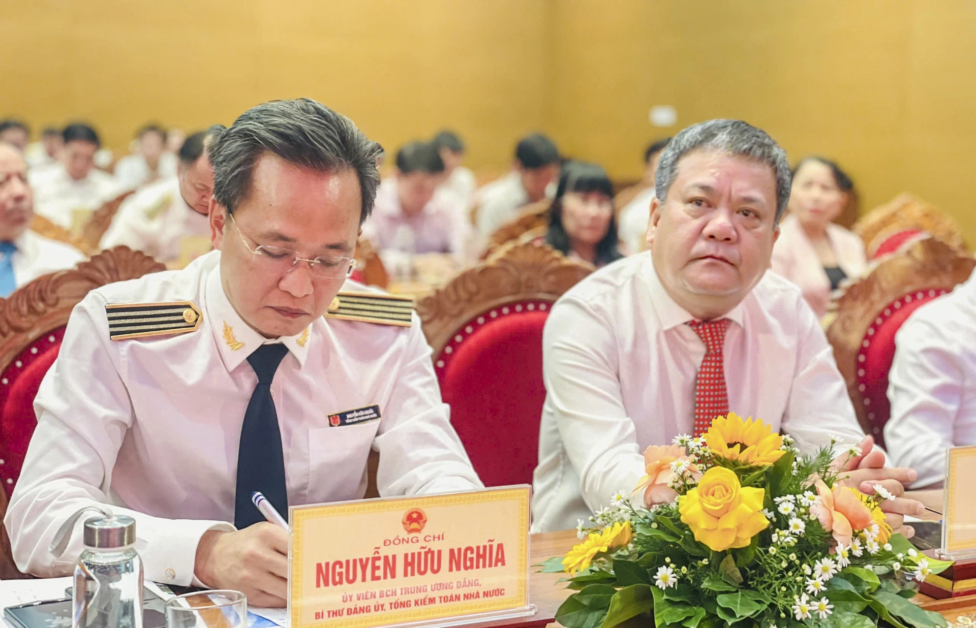 Đồng chí Nguyễn Hữu Nghĩa và đồng chí Trần Phong dự hội nghị.